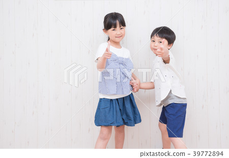 Children who decide to pose Children who decide to pose 39772894