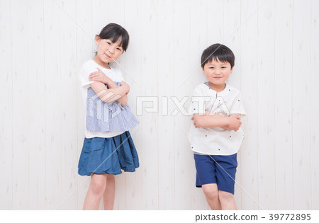 Children who decide to pose Children who decide to pose 39772895