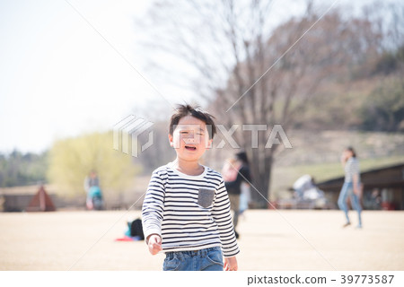 A boy who is crying A boy who is crying 39773587