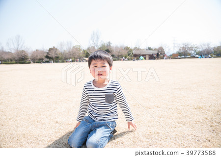一個哭泣的男孩 一個哭泣的男孩 39773588