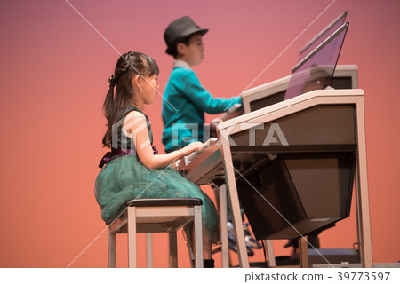 Piano recital 39773597