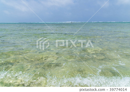 Coastal scenery of Kuroshima (Okinawa prefecture) Coastal scenery of Kuroshima (Okinawa prefecture) 39774014