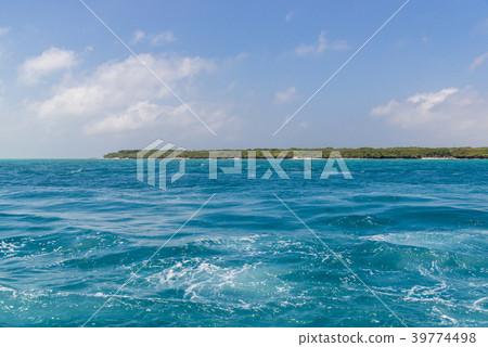 從海看見的竹富島(沖繩縣) 從海看見的竹富島(沖繩縣) 39774498