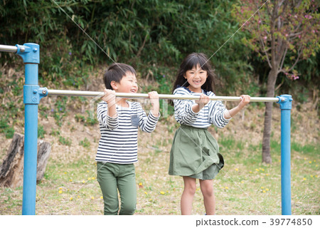 Children playing iron bars 39774850