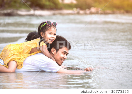 asian child girl hugging and riding on father 39775335