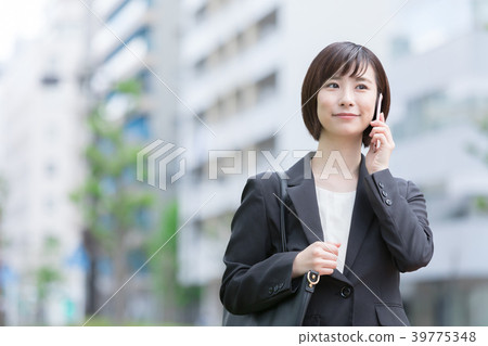 辦公區女人OL西裝打電話的西裝 39775348