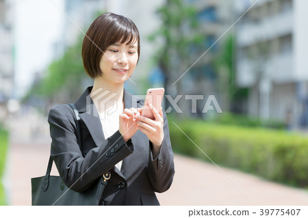 辦公室鎮衣服的婦女與智能手機OL西裝畫象Recruit 辦公室鎮衣服的婦女與智能手機OL西裝畫象Recruit 39775407