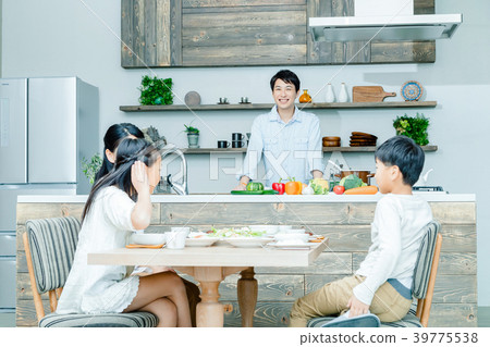 家庭吃父親爸爸爸爸母親母親姐妹生活的感覺 家庭吃父親爸爸爸爸母親母親姐妹生活的感覺 39775538
