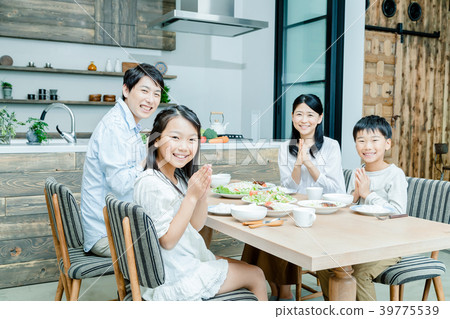 Family to eat Father Father Dad Mother Mother Sisterhood life feeling Family to eat Father Father Dad Mother Mother Sisterhood life feeling 39775539