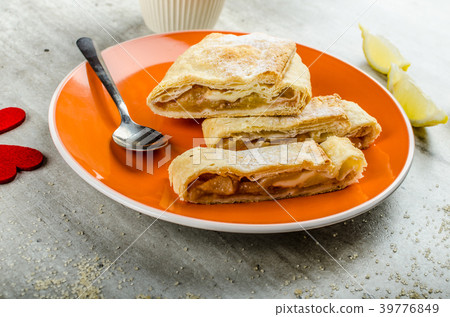 Homemade apple pie with black tea Homemade apple pie with black tea 39776849