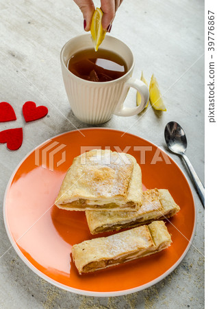 Homemade apple pie with black tea 39776867