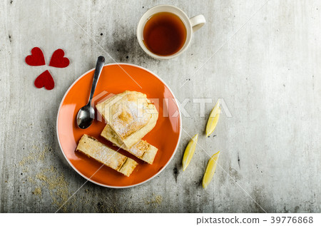Homemade apple pie with black tea 39776868