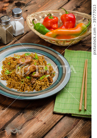 Chinese noodles with chicken and onion Chinese noodles with chicken and onion 39777013