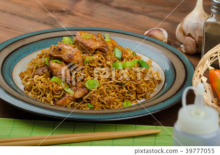 Chinese noodles with chicken and onion Chinese noodles with chicken and onion 39777055