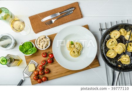 Homemade tortellini stuffed with spinach and garlic Homemade tortellini stuffed with spinach and garlic 39777110