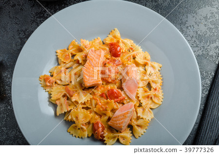 Farfalle with tomato sauce and roasted salmon 39777326