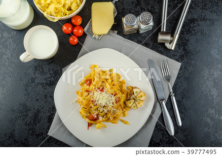 Homemade tagliatelle with garlic and cherry tomatoes 39777495
