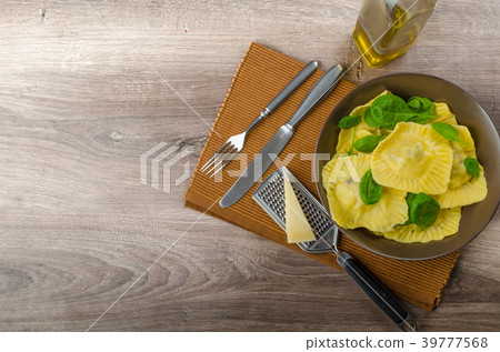 Homemade ravioli stuffed with spinach and ricotta 39777568
