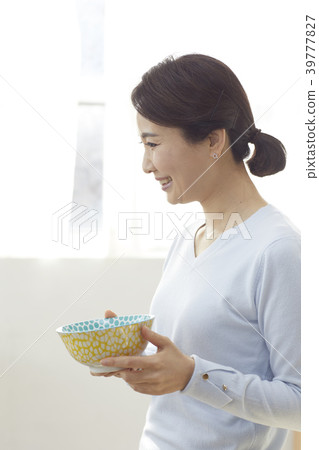 Mother and daughter in the kitchen 39777827