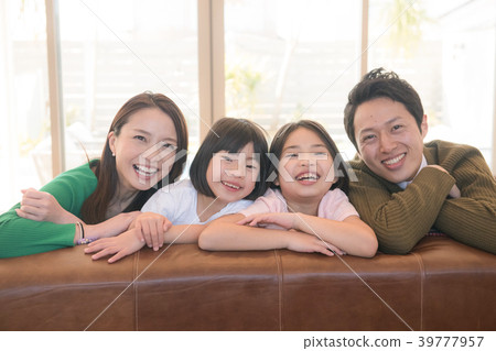 微笑的小學生兩姐妹和年輕夫婦四個家庭 39777957