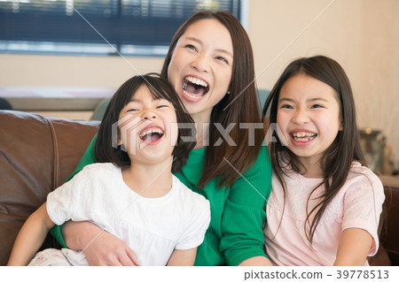 兩個微笑的小學兒童姐妹和母親 兩個微笑的小學兒童姐妹和母親 39778513