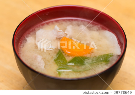 豬肉和蔬菜味噌湯 39778649