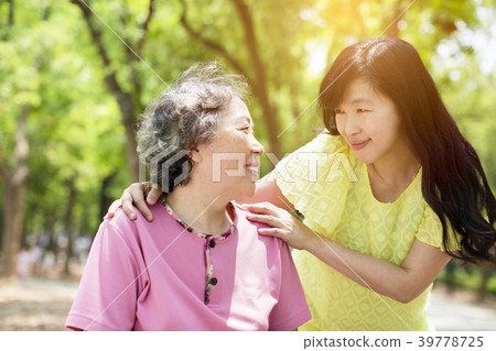 happy senior mother with daughter in the park 39778725
