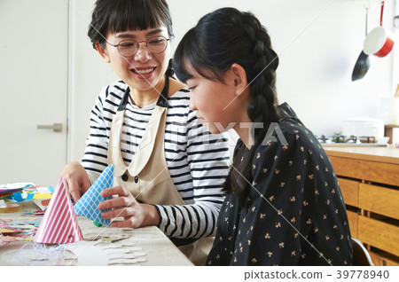 父母和孩子們為聚會做準備 父母和孩子們為聚會做準備 39778940