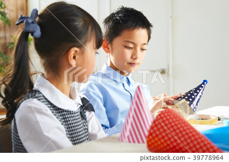 孩子們為聚會做準備 孩子們為聚會做準備 39778964
