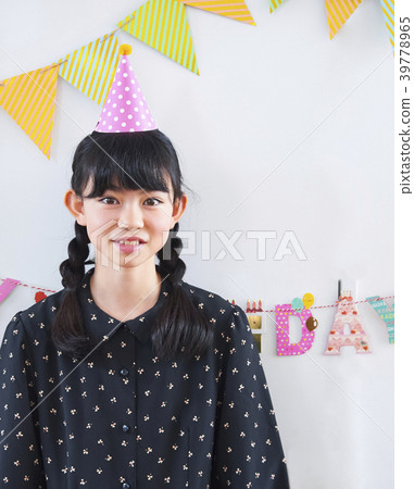 享受生日聚會的女孩 享受生日聚會的女孩 39778965