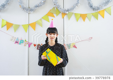 享受生日聚會的女孩 39778978