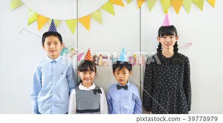 Children enjoying a birthday party 39778979