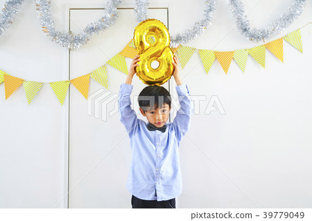 Boys enjoying a birthday party 39779049