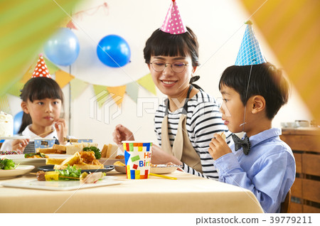 生日聚會盛宴和生日蛋糕 39779211