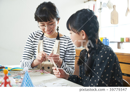 Children preparing for the party Children preparing for the party 39779347