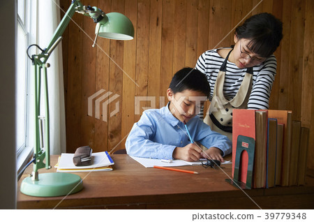 Parents and children observing a beetle 39779348