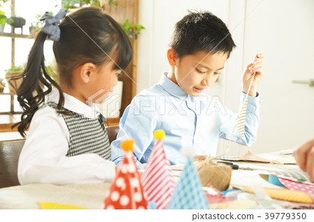 Children preparing for the party 39779350