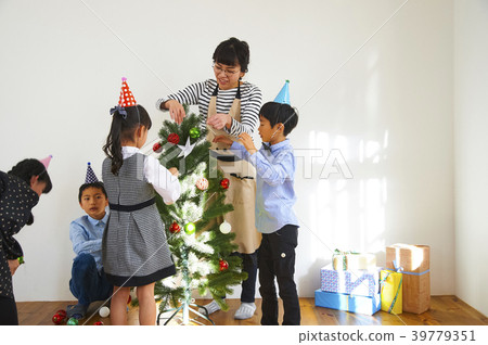 Parents and children preparing for Christmas party Parents and children preparing for Christmas party 39779351