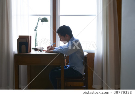 男孩觀察甲蟲 39779358