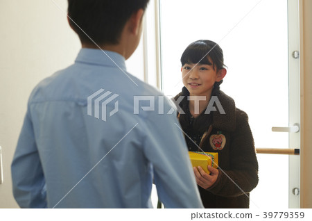 送禮物的女孩 39779359