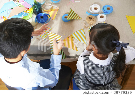 女孩為聚會做準備 女孩為聚會做準備 39779389