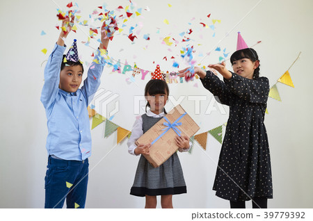 Birthday party portrait 39779392