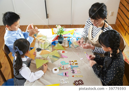 孩子們為聚會做準備 39779393