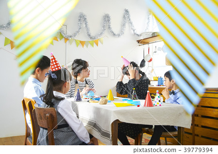 Children preparing for the party 39779394