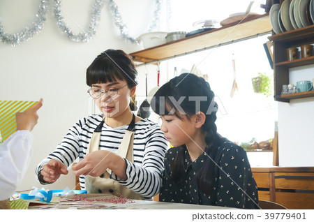 Children preparing for the party 39779401