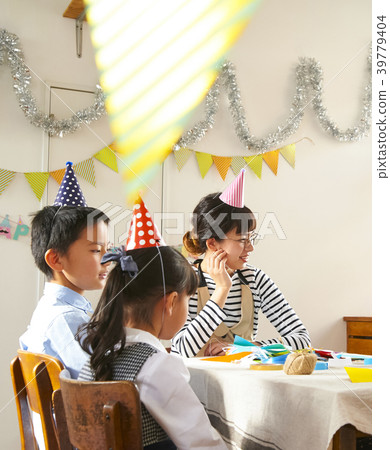 Children preparing for the party 39779404