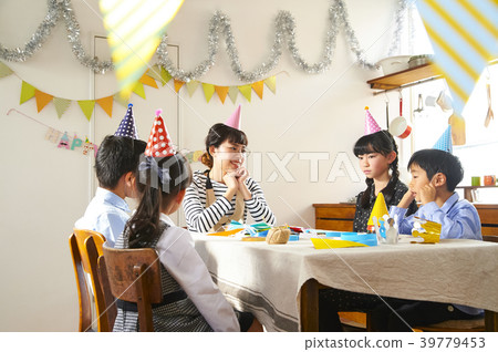 Children preparing for the party 39779453