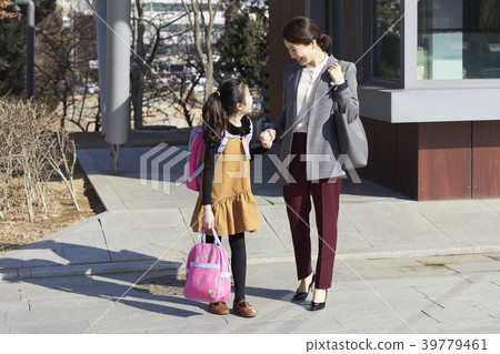 Mother and daughter on their way to school, 39779461