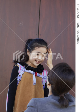 Mother and daughter on their way to school, Mother and daughter on their way to school, 39779497