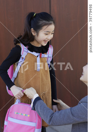 Mother and daughter on their way to school, 39779498